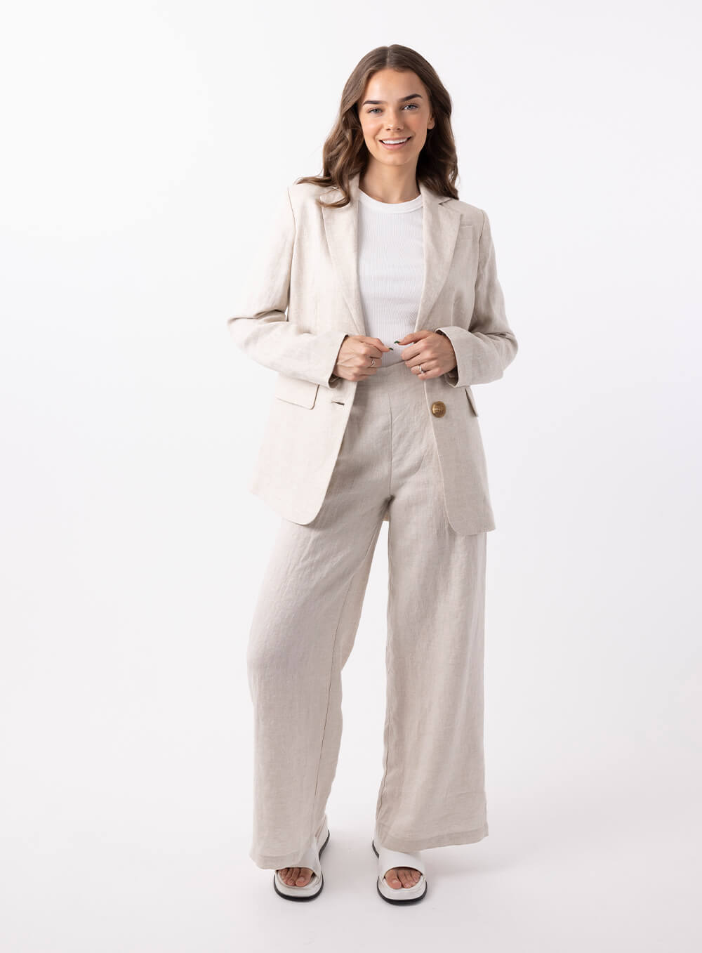 The Harper Linen Blazer has shoulder pads, is fully lined with tortoiseshell buttons and functional button closures. A tailored cut pocket with flap detailing.