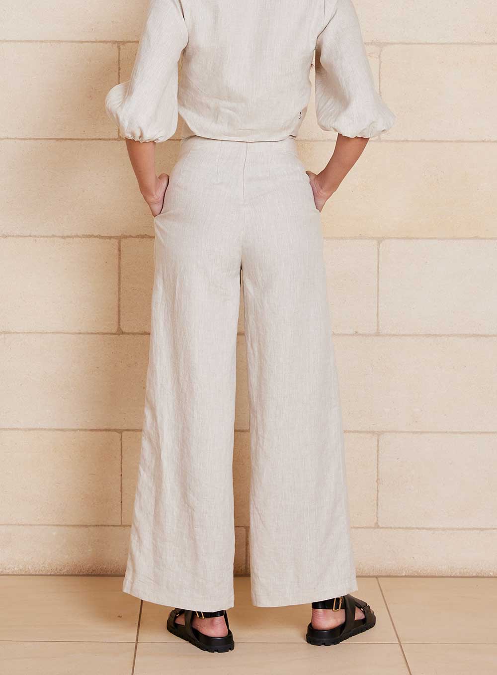 The Alice Pant in oatmeal is a full length pant made in 100% premium flax linen with 2 front pleats, 2 side pockets, belt loops and an invisible zip at the back. 