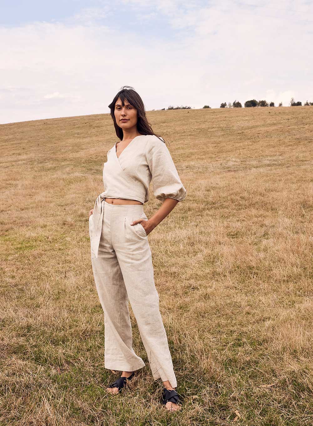 The Alice Pant in oatmeal is a full length pant made in 100% premium flax linen with 2 front pleats, 2 side pockets, belt loops and an invisible zip at the back. 