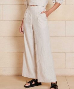 The Alice Pant in oatmeal is a full length pant made in 100% premium flax linen with 2 front pleats, 2 side pockets, belt loops and an invisible zip at the back. 