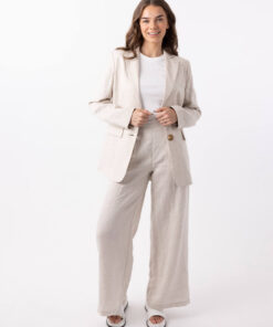 The Harper Linen Blazer has shoulder pads, is fully lined with tortoiseshell buttons and functional button closures. A tailored cut pocket with flap detailing.