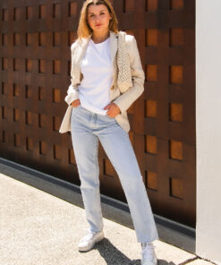 The Harper Linen Blazer has shoulder pads, is fully lined with tortoiseshell buttons and functional button closures. A tailored cut pocket with flap detailing.